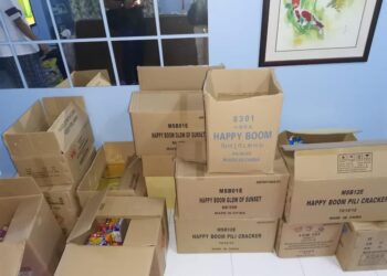 MERCUN yang ditemukan di rumah seorang lelaki selepas serbuan pihak polis di Parit kelmarin. - UTUSAN/IHSAN PDRM