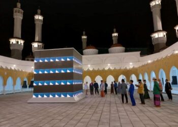 ORANG ramai melihat replika kaabah yang baru siap dipasang di Masjid Razaleigh, Gua Musang. – UTUSAN/AIMUNI TUAN LAH