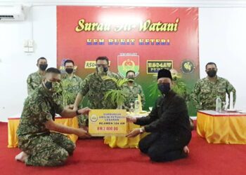 TUANKU Syed Faizuddin Putra Jamalullail (tengah) berkenan menghadiri majlis berbuka puasa dan santapan malam Tuanku Komander Bersama Warga lR504AW 2022 di Dewan Seri Banang, Kem Bukit Keteri, Padang Besar, Perlis.- UTUSAN
