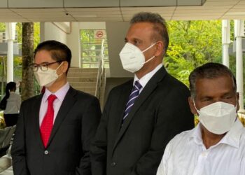TERENCE Naidu (kiri) mengaku tidak bersalah di Mahkamah Majistret Bukit Mertajam, Pulau Pinang hari ini atas pertuduhan memasukkan dadah ke dalam badannya pada Januari lalu.
