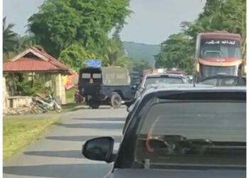TANGKAP layar video memaparkan peronda polis menyekat jalan raya bagi menahan sebuah Perodua Alza yang melarikan diri daripada sekatan polis di Gua Musang, Ahad lalu.