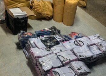 RAMPASAN barang seludup oleh PGA selepas menahan sebuah lori di Pasar Tasek Raja, Pasir Mas, Kelantan semalam. - IHSAN PGA