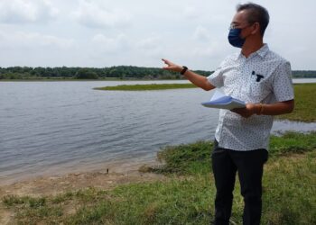 KHOO Poay Tiong menunjukkan Empangan Durian Tunggal di Alor Gajah, Melaka yang membekalkan hampir 90 peratus bekalan air mentah kepada penduduk Melaka. - UTUSAN/MUHAMMAD SHAHIZAM TAZALI