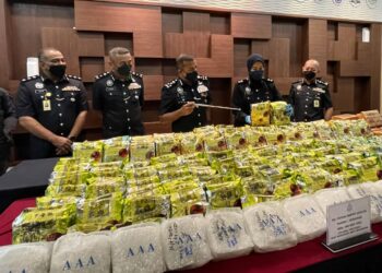 AYOB Khan Mydin Pitchay (tengah) menunjukkan sebahagian dadah yang dirampas pada sidang akhbar di IPK Kedah di Alor Setar hari ini. - UTUSAN/JAMLIAH ABDULLAH
