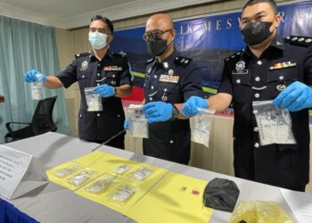 ZAIZUL Rizal Zakaria menunjukkan syabu yang dirampas di hadapan sebuah resort di Tok Bali, Pasir Puteh, semalam. - UTUSAN/TOREK SULONG