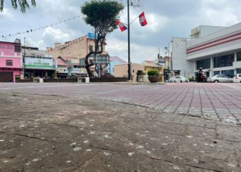 KEADAAN bahu jalan di sekitar Banda Hilir, Melaka berdekatan Sungai Melaka yang dibanjiri najis burung gagak. - UTUSAN/DIYANATUL ATIQAH ZAKARYA