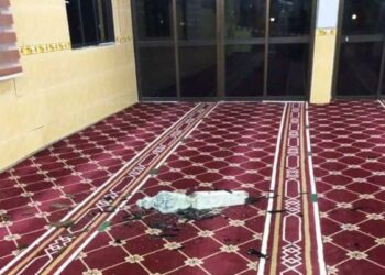 BATU nisan yang ditemukan di ruang solat Masjid Al Itihad di Sungai Kob, Kulim.
