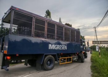 SEBAHAGIAN etnik rohingya yang ditahan semula selepas meloloskan diri dibawa keluar dari Depot Imigresen Sementara Relau, Bandar Baharu. - UTUSAN/SHAHIR NOORDIN