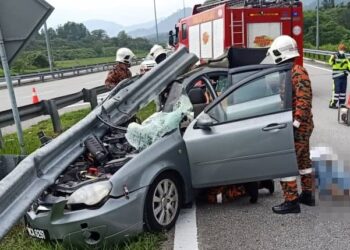 ANGGOTA bomba mengeluarkan mangsa yang tersepit dalam kejadian kemalangan di Kilometer 17.3 Lebuhraya Kajang Seremban (Lekas) Arah Utara dekat Nilai, Seremban petang tadi. - GAMBAR/IHSAN BOMBA