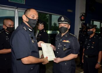 MIOR Faridalathrash Wahid (kiri) menyampaikan sijil pelantikan  kepada Ong Boon Liap  pada Majlis Pemakaian dan Penyematan Pangkat Bagi Pegawai dan Anggota Sukarelawan Simpanan Polis Diraja Malaysia Kontinjen Perak di Ipoh hari ini. - UTUSAN/ZULFACHRI ZULKIFLI.