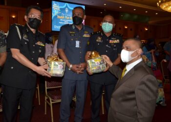 SAARANI Mohamad (kanan) bersama pasukan beruniform yang menerima kuih raya di Bangunan Perak Darul Ridzuan, Ipoh hari ini. - UTUSAN/ZULFACHRI ZULKIFLI