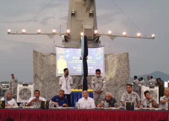 HISHAMMUDDIN Tun Hussein (tengah) pada majlis berbuka puasa bersama warga TLDM di Pangkalan TLDM Lumut semalam. - UTUSAN/AIN SAFRE BIDIN