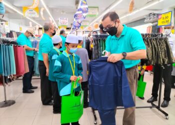 FAISAL Shahbudin (tengah) membantu anak-anak yatim membeli-belah pakaian hari raya di Pasar Raya Mydin di Georgetown, Pulau Pinang sempena program CSR JKSB semalam.