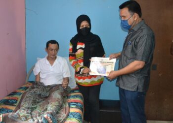 ROSLAN Mat Nong (kanan) ketika menemui Aniza Zainuddin (tengah) dan Raja Mazurin Raja Mazlan di rumah sewa mereka di Jalan Pantai, Seremban. - UTUSAN/ZAKKINA WATI AHMAD TARMIZI