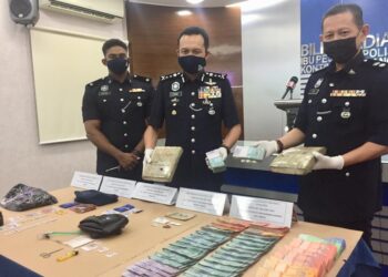 MOHD. Yusri Hassan Basri (tengah) menunjukkan dadah dan wang tunai yang dirampas dalam Op Tapis Khas SeMalaysia di Ibu pejabat Polis Kontinjen (IPK) Pahang di Kuantan, Pahang. - UTUSAN/ DIANA SURYA ABD WAHAB