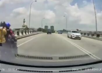 TANGKAP layar kejadian seorang penunggang motosikal lelaki menyiku wanita diboncengnya di Jambatan Teluk Gadong, Jalan Sungai Bertih di Klang, Selangor, baru-baru ini.