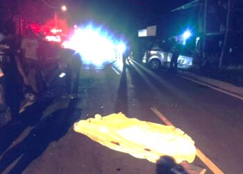 SEORANG remaja lelaki maut dalam kemalangan membabitkan dua buah kenderaan di Kilometer 4, Jalan Juasseh Terusan-Bahau, Kuala Pilah malam tadi. - GAMBAR/IHSAN POLIS