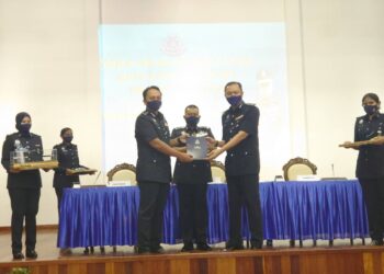 KAMARUL Zaman Mamat (tengah) menyaksikan Serah Terima Tugas Ketua Polis Daerah Iskandar Puteri antara Dzulkhairi Mukhtar (kiri) dan Rahmat Ariffin di IPD Iskandar Puteri, Johor di sini.