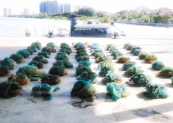 MARITIM Malaysia Pulau Pinang merampas 70 set bubu naga di lima lokasi berbeza di kedudukan 2.2 kilometer hingga 4.2 kilometer barat laut perairan Sungai Udang, Pulau Pinang semalam.