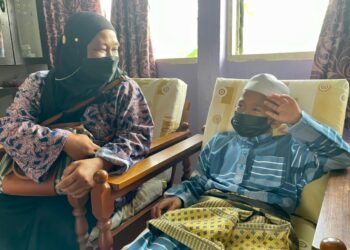 ASLINI Mudamin (kiri) bersama anaknya Mohamad Daniel Hakim semasa ditemui di PDK Sipitang baru-baru ini.