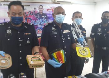 HANYAN Ramlan (dua dari kiri) menunjukkan sebahagian alat ganti motosikal yang dirampas dalam sidang akhbar di IPD Kemaman, semalam.