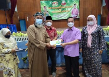 WEE Jeck Seng (dua kanan) menyampaikan sumbangan kepada pengerusi masjid dan surau di kawasan Parlimen Tanjung Piai yang berlangsung di Dewan Tuanku Ibrahim Ismail, Pekan Nanas.
