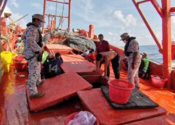 ANGGOTA Maritim Malaysia memeriksa kru salah sebuat bot nelayan Vietnam yang menceroboh perairan negara untuk menangkap ikan di perairan Kuala Mersing.