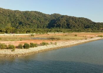 KAWASAN tebus guna tanah seluas 16 hektar yang asalnya untuk PNS Teluk Muroh di Lumut yang masih terbiar sehingga sekarang.