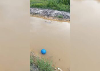 MAYAT mangsa ditemukan dalam tali air dipercayai terlibat dalam kemalangan di Kampung Pulau. Alor Gajah, Melaka.