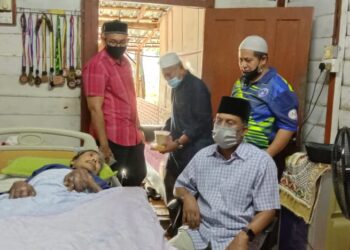 ZAMBRY Abd. Kadir (kanan) menziarahi  Ismail Nasib yang terlantar akibat menghidap penyakit gout kronik di Kampung Teluk Muroh, Pangkor di Lumut. - UTUSAN