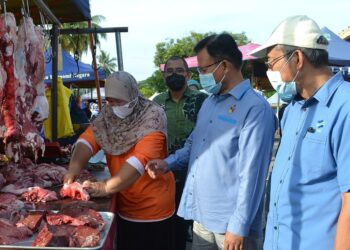 BAKRI Sawir (kanan) dan Ahli Dewan Undangan Negeri (ADUN) Paroi,  Mohamad Taufek Abdul Ghani (dua dari kanan) meninjau penjualan daging lembu sempena Program Mempromosikan Mantai Perdana Online Negeri Sembilan di Pasar Tani Kekal Paroi, Seremban hari ini. - UTUSAN/ZAKKINA WATI AHMAD TARMIZI