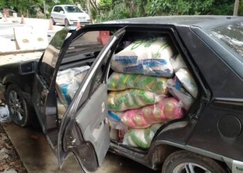 KERETA yang sarat membawa beras seludup ditahan PGA semasa melalui SJR Banggol Kong, Rantau Panjang, Kelantan semalam. - IHSAN PGA
