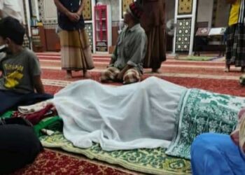 JENAZAH Zamri Saad yang meninggal dunia dilitupi kain di Masjid Tunku Intan Safinaz, Kampung Lanai, Baling, semalam.