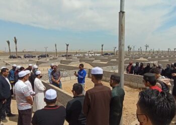 KAKITANGAN Kedutaan Besar dan warga Malaysia di Mesir ketika pengurusan jenazah di Tanah Perkuburan Malaysia Mesir di Bilbies, Kaherah semalam. - WISMA PUTRA