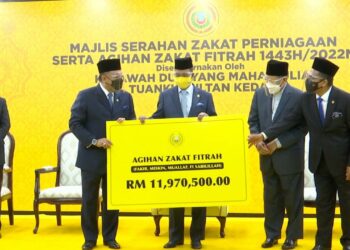 SULTAN Sallehuddin Sultan Badlishah berkenan menyerahkan replika cek zakat fitrah kepada Ammar Shaikh Mahmood Naim pada  Majlis Serahan Zakat Perniagaan dan Zakat Fitrah di Alor Setar hari ini. - UTUSAN/JAMLIAH ABDULLAH