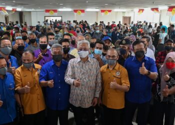 ISMAIL Sabri Yaakob (tengah) selepas menyampaikan cek kepada pekerja 709 bekas  Perwaja Steel Sdn. Bhd. di Pejabat UMNO Kemaman di Kemaman, hari ini. - PUQTRA HAIRRY ROSLI