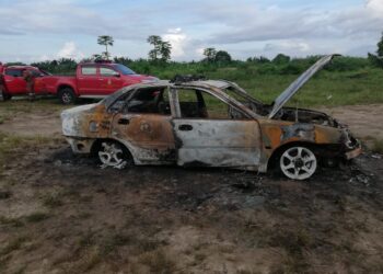 KEADAAN kereta polis yang terbakar hampir keseluruhannya dalam kejadian amukan pekerja balak warga Indonesia di Kampung Selengkong, Nenasi di Pekan, Pahang. - FOTO IHSAN IPD PEKAN