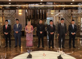 TUNKU Ismail Sultan Ibrahim (tengah) berkenan menerima menghadap Noraini Ahmad dan delegasi Kementerian Pendidikan Tinggi bagi membincangkan isu berkenaan graduan menganggur di Johor Bahru, hari ini.