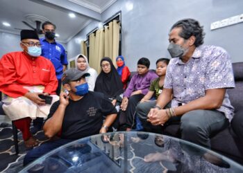 Khairy Jamaluddin bertemu lima beradik yang menjadi yatim piatu selepas ibu bapa mereka meninggal dunia akibat Covid-19 tahun lalu ketika menziarah keluarga tersebut di Bandar Sunggala, Port Dickson hari ini.-UTUSAN/MOHD. SHAHJEHAN MAAMIN