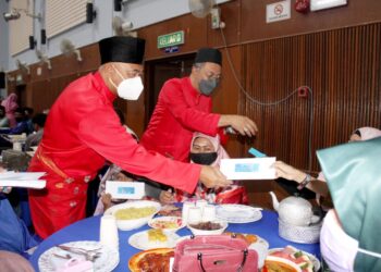 DatUK Rahman Bakri (Baju Melayu Merah, Kiri) bersama kepenimpinan Bahagian Sabak Bernam menyampaikan sumbangan ke penerima bantuan.