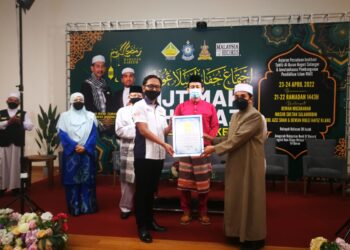 MOHD. Zawawi Ahmad Mughni (dua dari kanan) menyaksikan wakil MBOR, Mohd. Nazrul Hafizi Fauzi menyampaikan sijil pengiktirafan bacaan 30 juzuk Al Quran oleh 30  Huffaz selama 24 jam kepada Muhamad Hafiz Muhamad Haneefa (kanan) pada Majlis Penutup Ijtimak Huffaz ke 15 hari ini. - UTUSAN / ABDUL RAZAK IDRIS