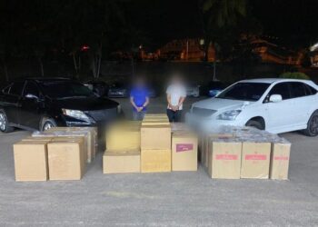 DUA suspek terlibat penyeludupan rokok ditahan bersama dua buah kereta dalam serbuan PGA di Taman Sri Permai di Kluang, Johor.