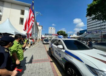 AZMAN Nasrudin melepaskan kenderaan agensi kerajaan dalam Majlis Pelancaran Kempen Keselamatan Jalan Raya dan Op Bersepadu Sempena Perayaan Hari Raya Aidilfitri peringkat Kedah di Kompleks Pekan Rabu, Alor Setar hari ini. - UTUSAN/JAMLIAH ABDULLAH
