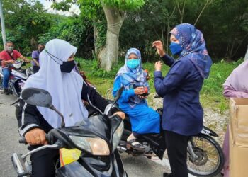 NORSABRINA Mohd. Noor (dua kanan) memberi nasihat kepada penduduk supaya menjaga keselamatan selepas tahan Rohingya meloloskan diri dari Depot Imigresen Sementara Relau di Kampung Paya Semambu, Bandar Baharu, hari ini. - UTUSAN/AZAHAR HASHIM