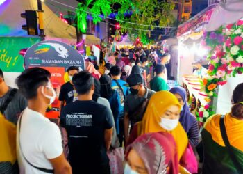 ORANG ramai menyerbu Melgrab di Jalan Hang Tuah, Banda Hilir, Melaka untuk membeli kelengkapan Syawal pada minggu terakhir Ramadan. - UTUSAN/DIYANATUL ATIQAH ZAKARYA