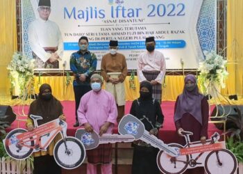 WILLIAM Khoo (atas, kiri) bersama Ahmad Fuzi Abdul Razak (atas, tengah) dan asnaf-asnaf terpilih yang diberikan hadiah berupa motosikal dan basikal pada Majlis Iftar 2022: 'Asnaf Disantuni' di Pejabat Daerah dan Tanah SPT, Bukit Mertajam, Pulau Pinang semalam.