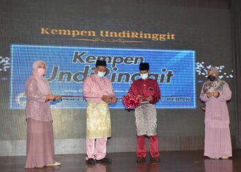 ZAHAR Hashim (dua dari kanan) melakukan gimik pelancaran Kempen UndiRinggit dan logo ZAGCare pada Majlis Iftar bersama anak yatim dan asnaf di Ipoh semalam. - UTUSAN/ZULFACHRI ZULKIFLI