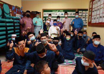 DR. Adham Baba (duduk tengah) bersama pelajar Pusat Pemulihan Dalam Komuniti (PDK) Bandar Tenggara pada program CSR dan Ihya Ramadan di Kota Tinggi.