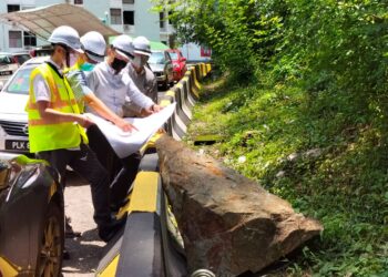 ZAIRIL KHIR JOHARI meninjau runtuhan batu berhampiran rumah pangsa kos sederhana rendah Grandview Heights dan rumah pangsa Bukit Saujana di lorong Bukit Kukus, Paya Terubong, Pulau Pinang hari ini.