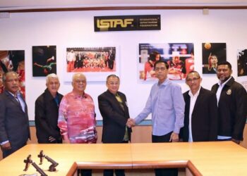 SUHAILI Abdul Rahman (empat dari kiri) membuka pintu kepada mana-mana ahli gabungan mahupun bersekutu Persatuan Sepak Takraw Malaysia (PSM) supaya menyertai badan induk baharu dan tunggal kebangsaan yang diiktiraf.